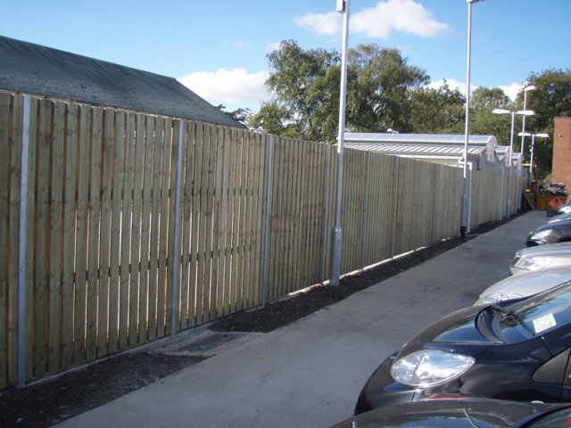 Straight Top Hit & Miss Panels in Metal Posts – St Mary’s Hospital, Phoenix Park